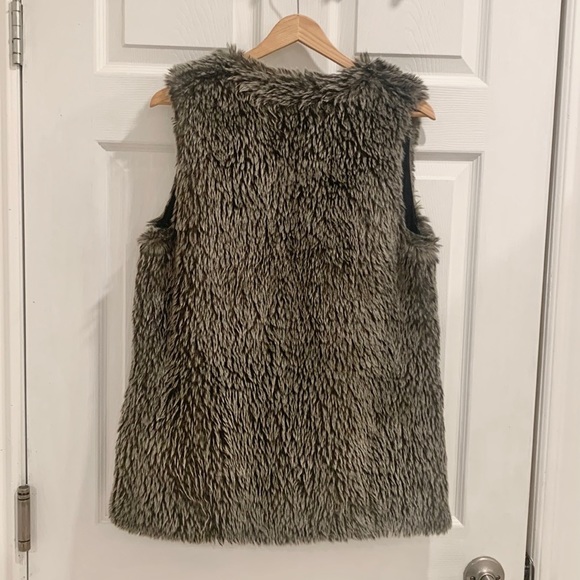 Aritzia Talula Faux Fur Vest Jacket - Picture 6 of 16